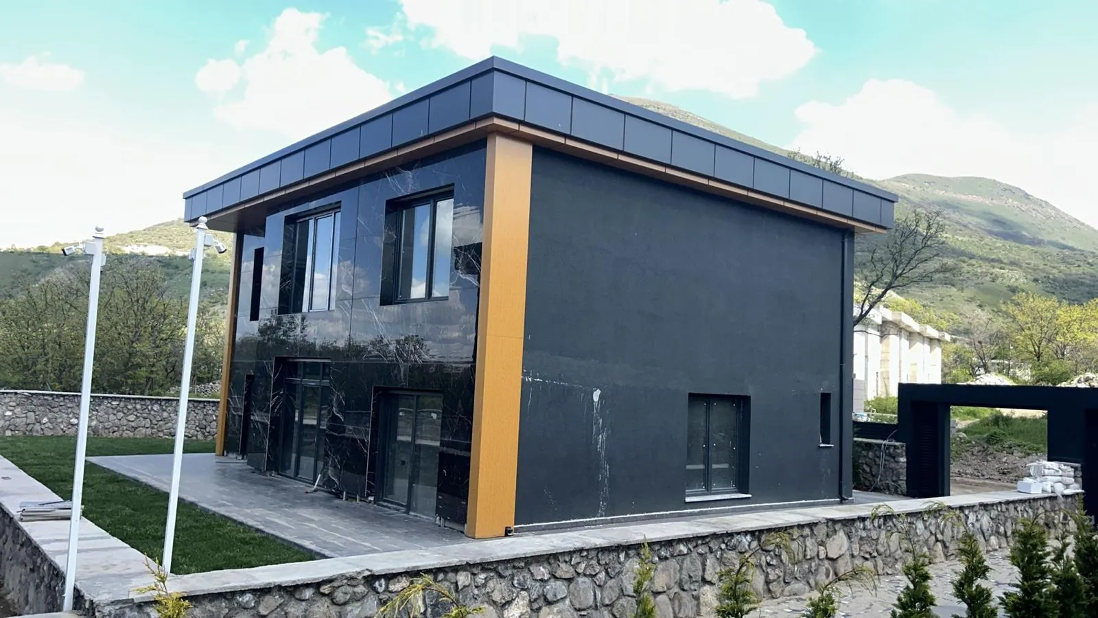 Villa Siyah Mermer Desenli Kompozit Cephe
