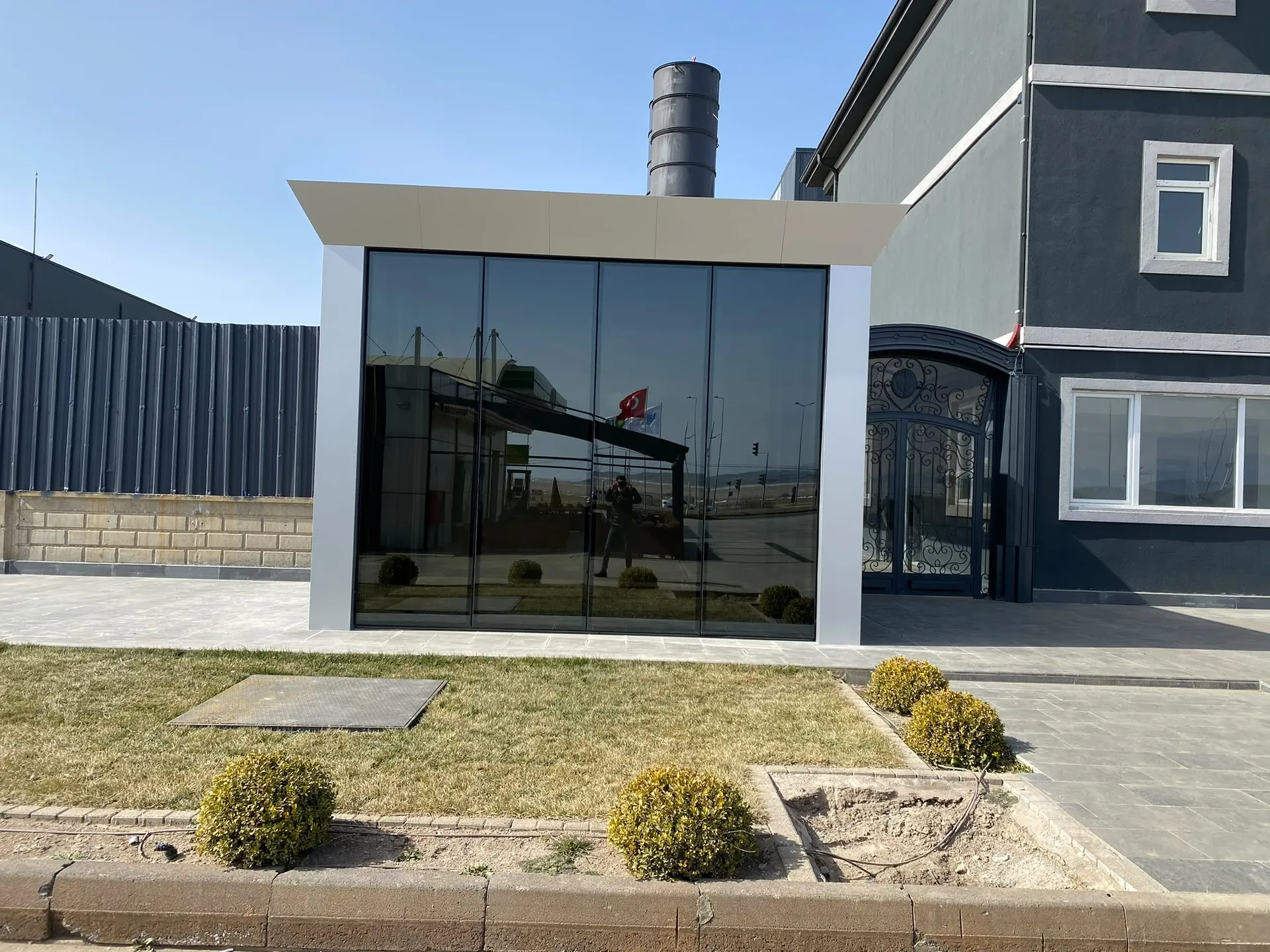 Fabrika Girişi Cam Rüzgârlık