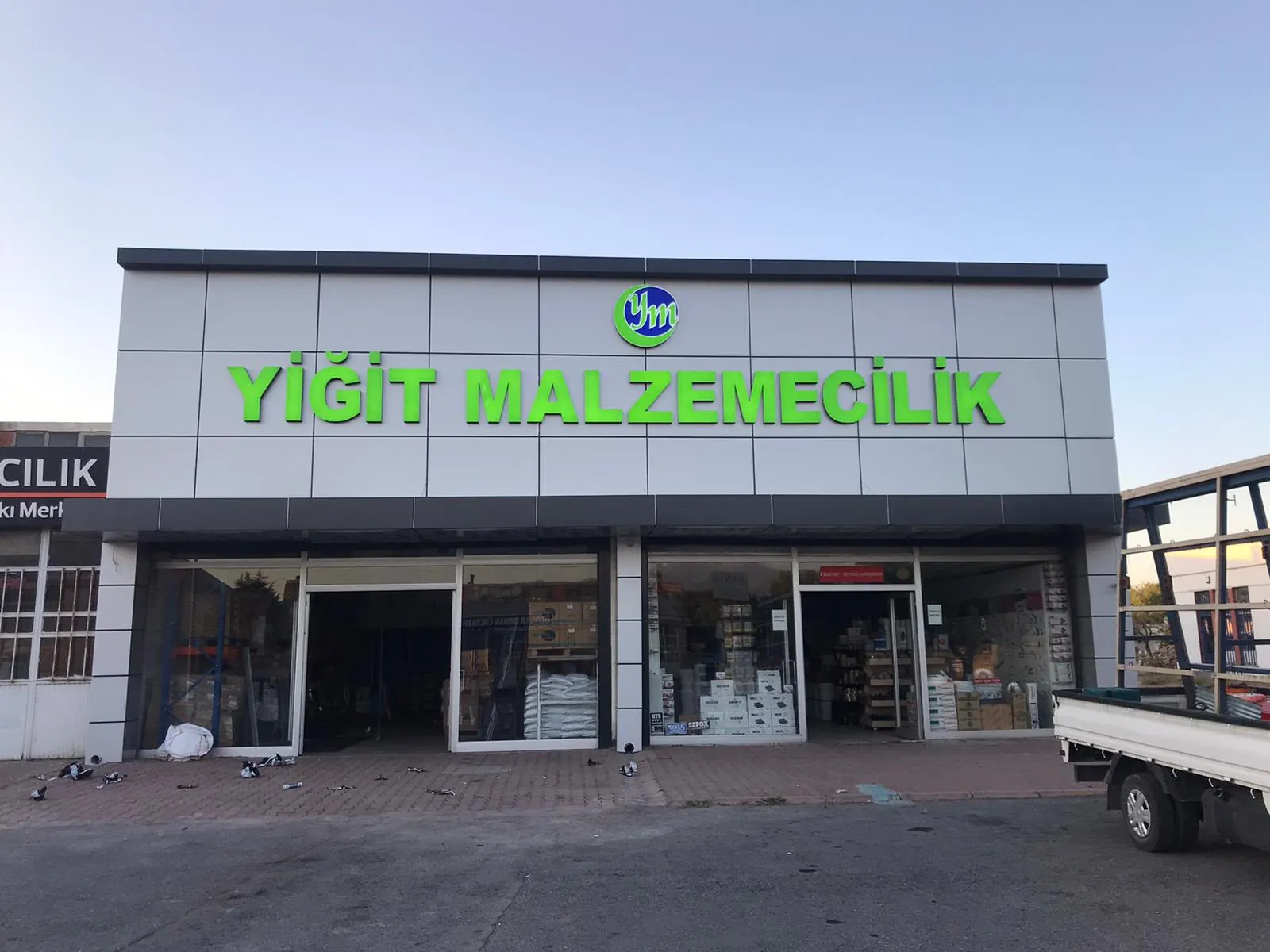 Yiğit Malzemecilik Mağaza Cephesi