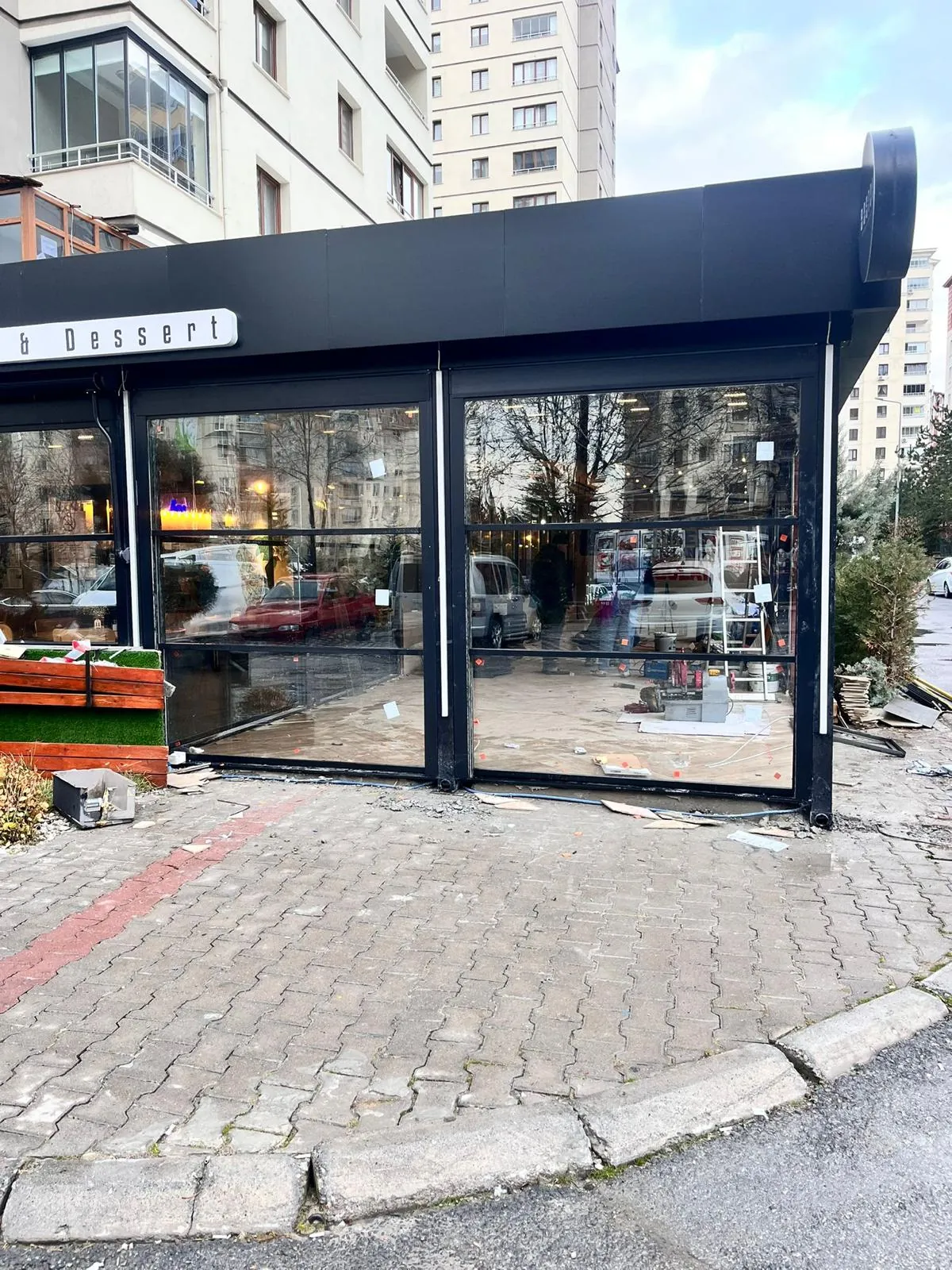 Tatlı Dükkânı Cam Cephe ve Saçak