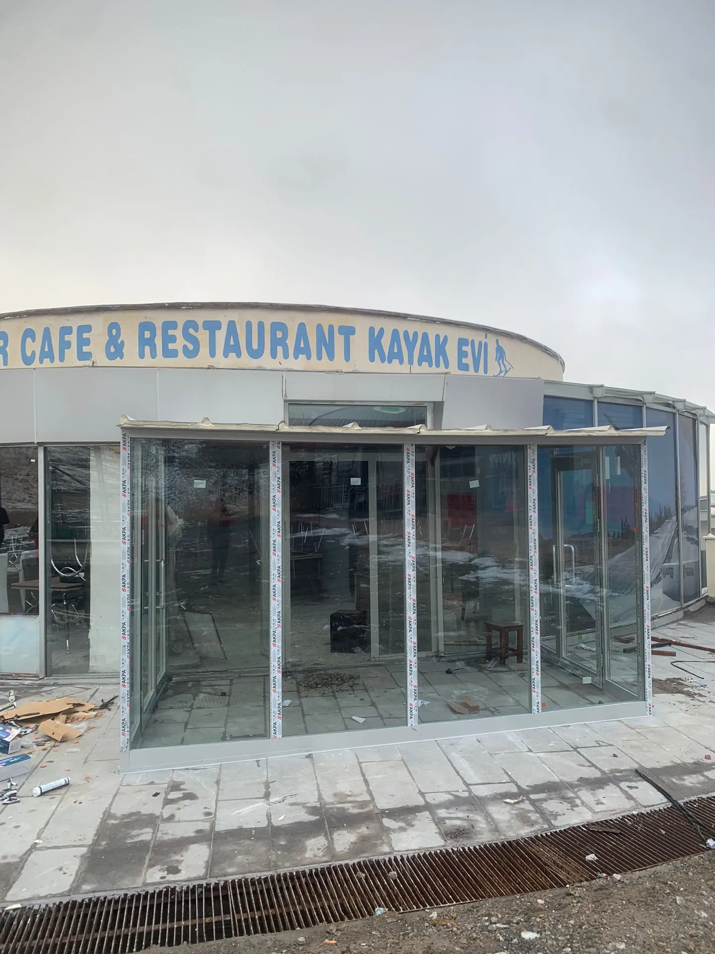 Cafe & Restaurant Kayak Evi Cam Kapatma