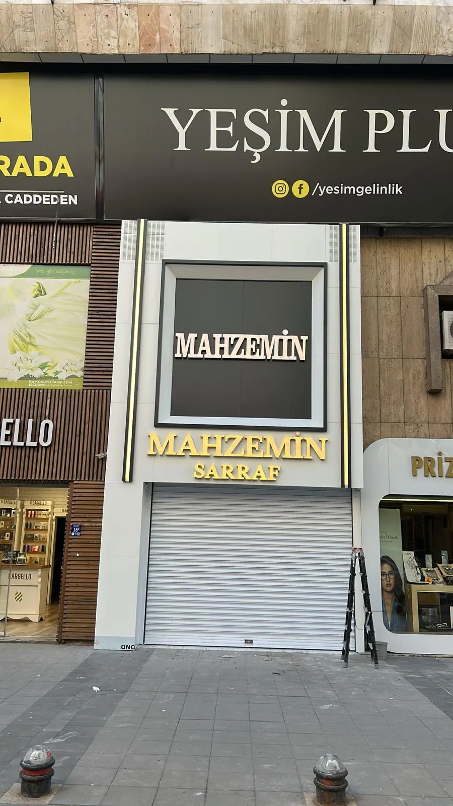 Mahzemin Sarraf Mağaza Cephesi