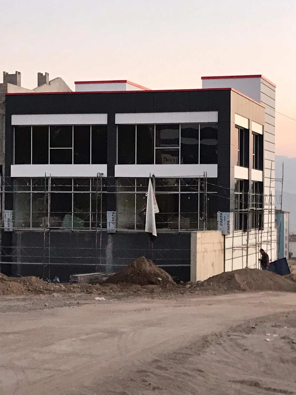 İki Katlı Ticari Bina Siyah Kompozit Cephe