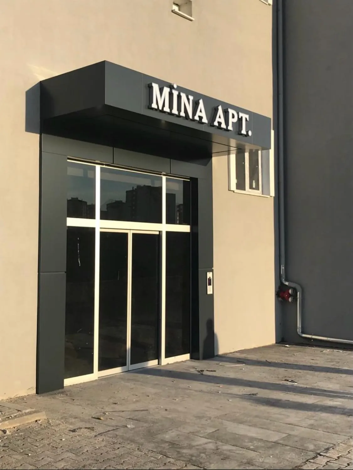 Mina Apartmanı Giriş Cephesi