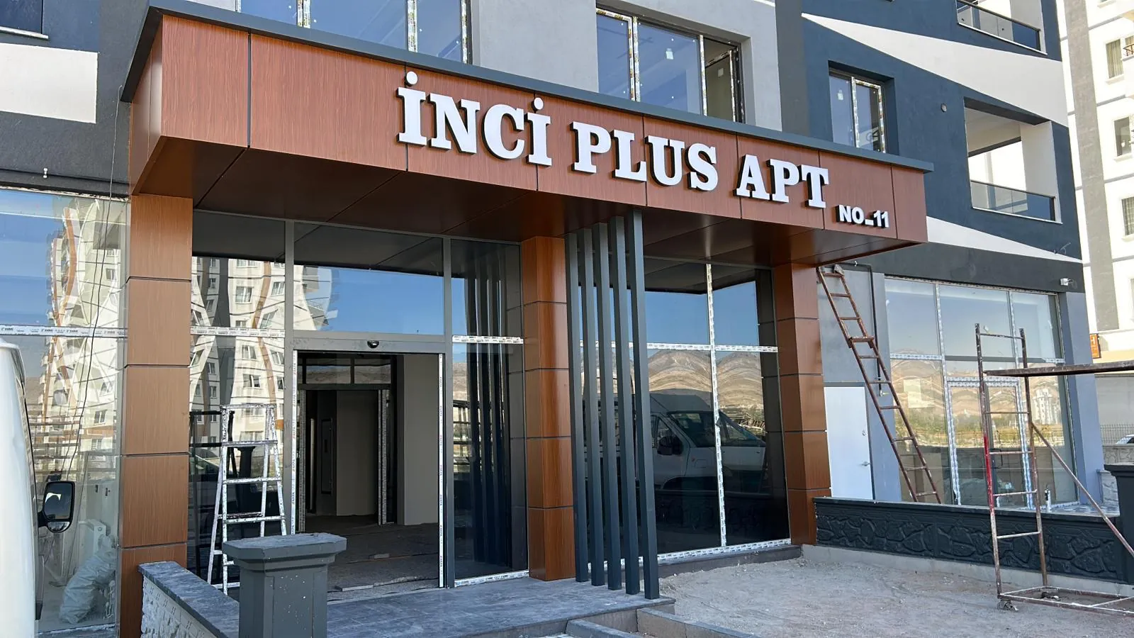 İnci Plus Apartmanı Giriş
