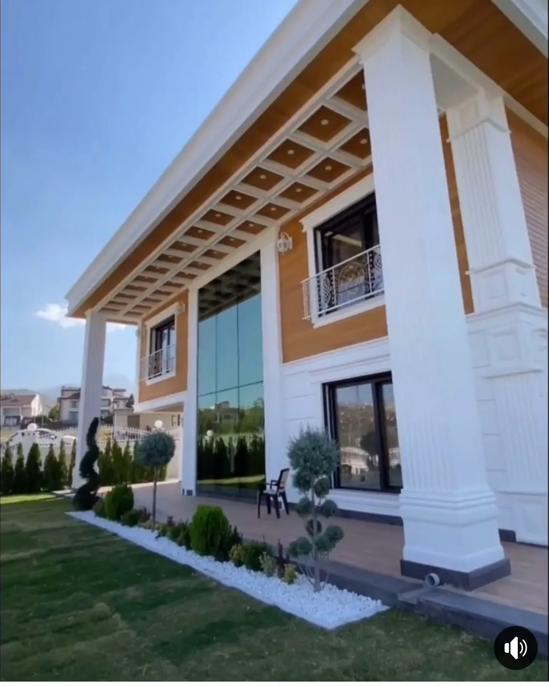 Villa Ahşap Desenli Saçak Kaplaması