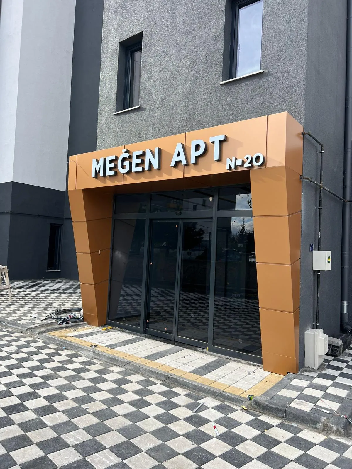 Megen Apartmanı Giriş
