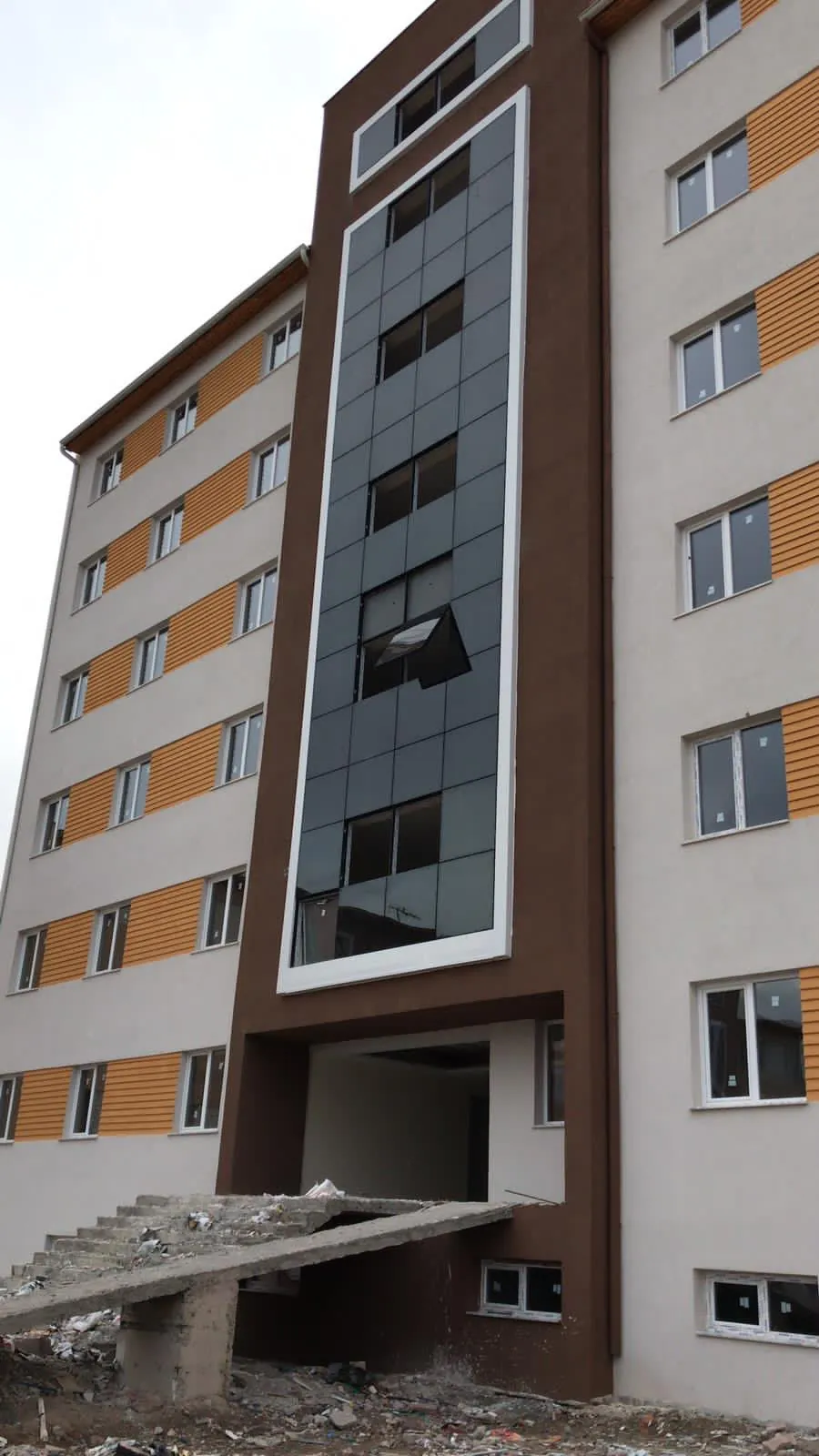 Apartman Dikey Cam Şerit ve Ahşap Kompozit
