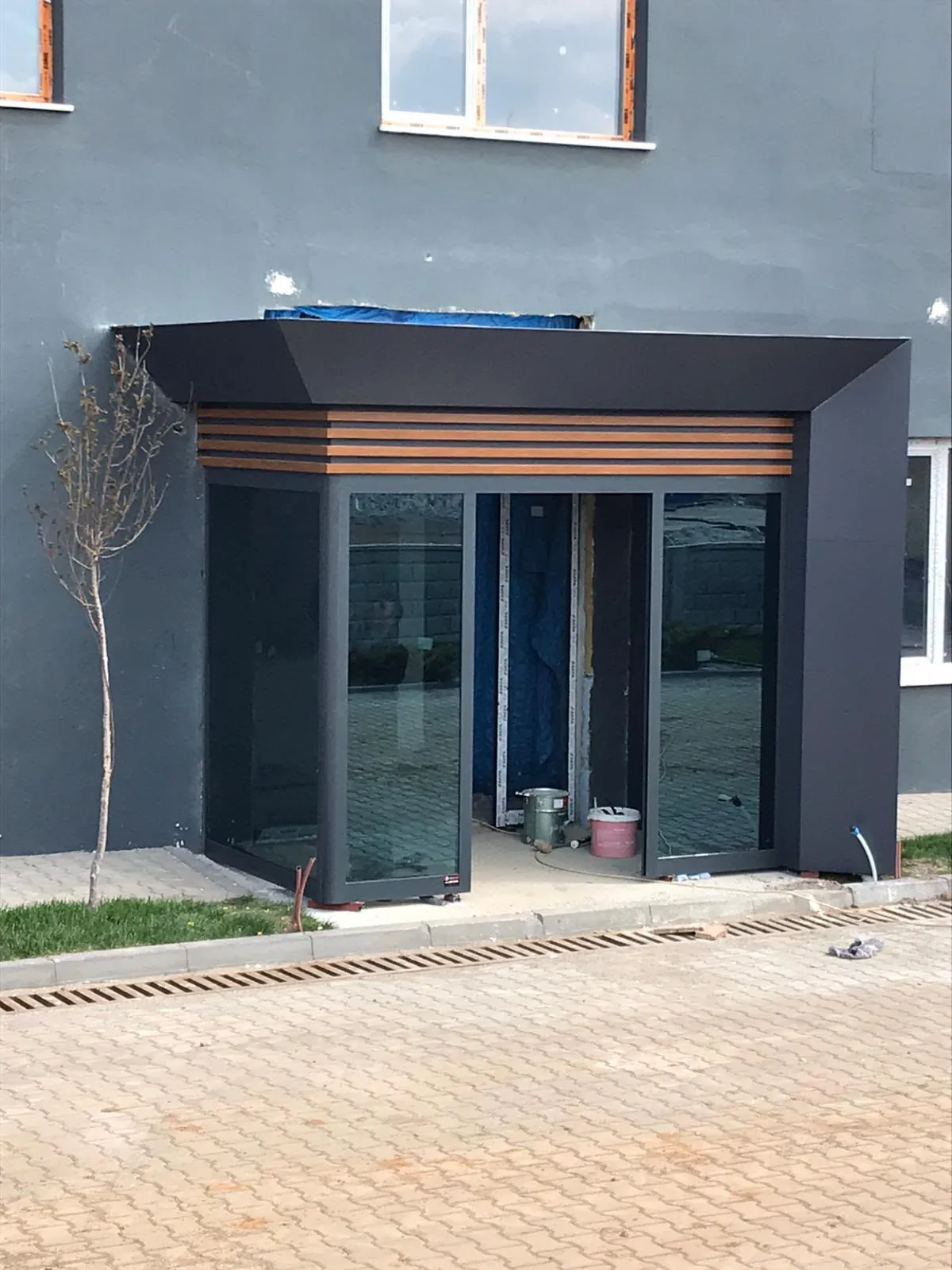 Apartman Girişi Ahşap Çıtalı Saçak