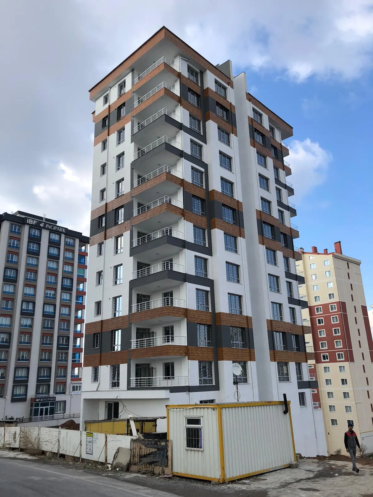 Çok Katlı Konut Ahşap Desenli Balkonlar