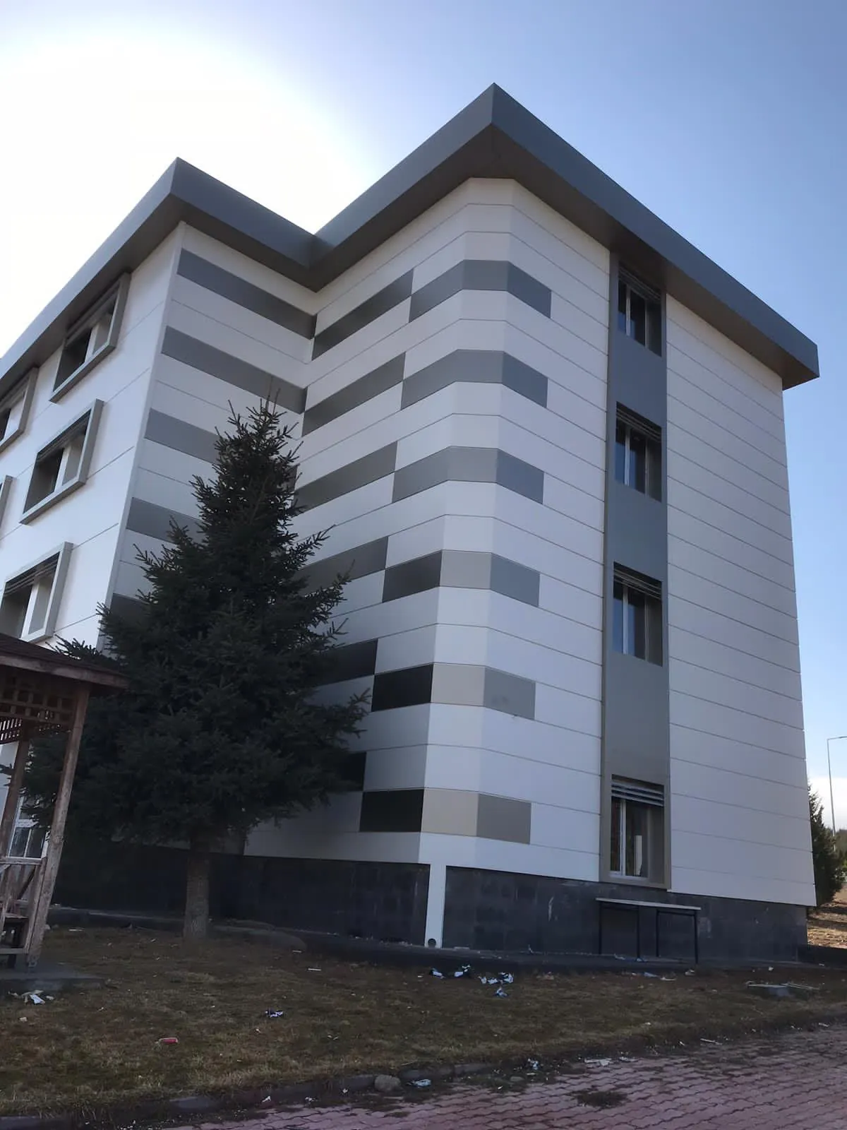 Beş Katlı Bina Gri Tonlu Kompozit Cephe