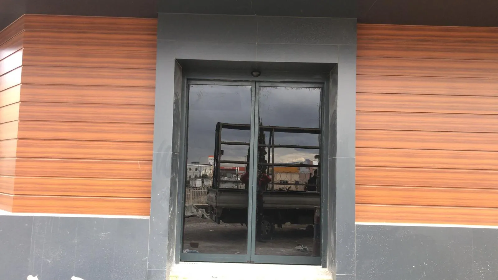 Apartman Girişi Ahşap Desenli Kompozit