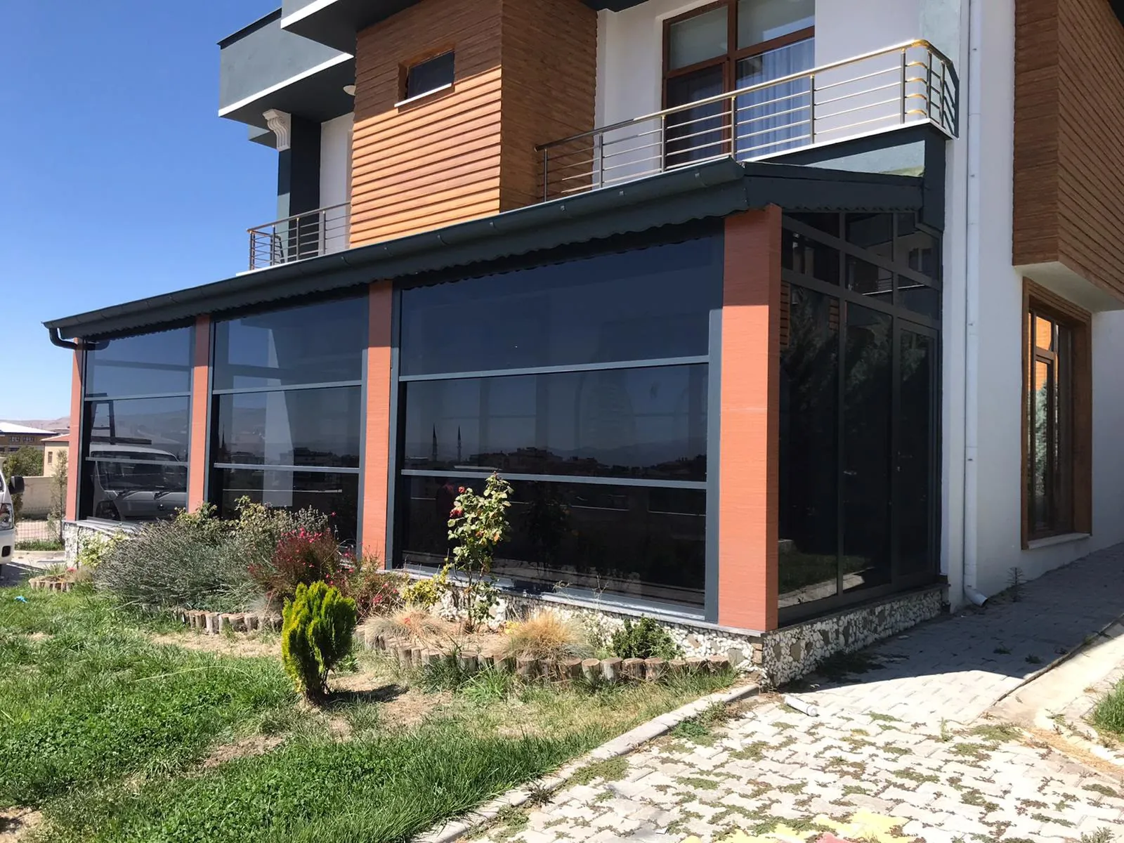 Konut Teras Kapatma ve Ahşap Desenli Kaplama